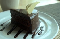 chocolate-cake-14033387428KE.jpg